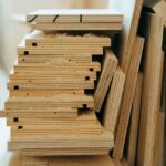 Close-up van gestapelde multiplexplaten in een werkplaats, die houtbewerkingsmaterialen en texturen toont